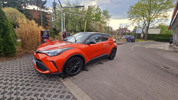 Toyota CHR 2.0 hybryda JBL Premierę edition