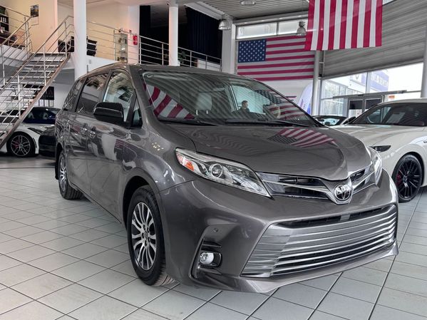 Toyota Sienna XLE 8os Roof Rails Leather Cruise Control Rear Camera Blind Spot FV23%