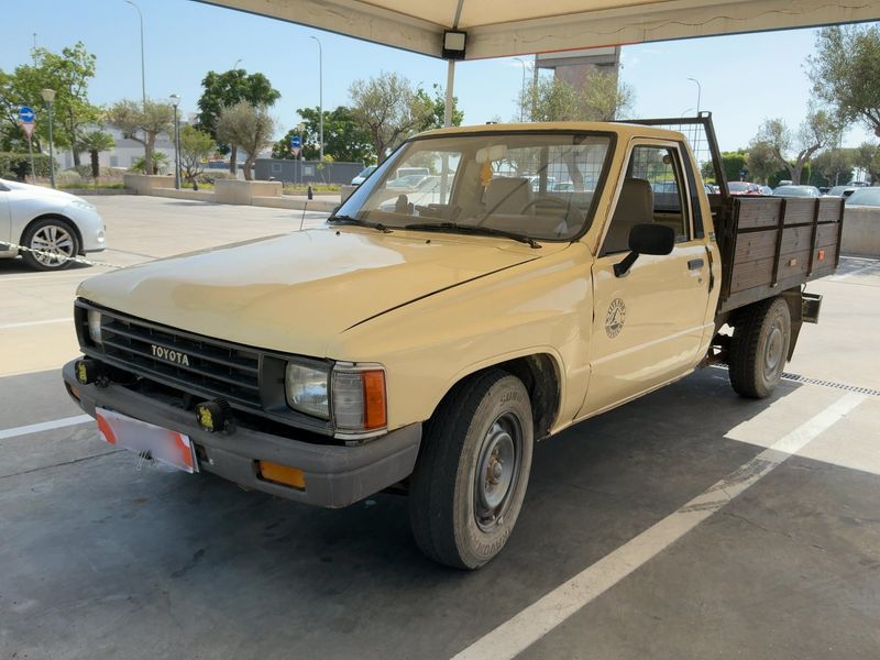 Toyota Hilux 2.4 Diesel Pritsche