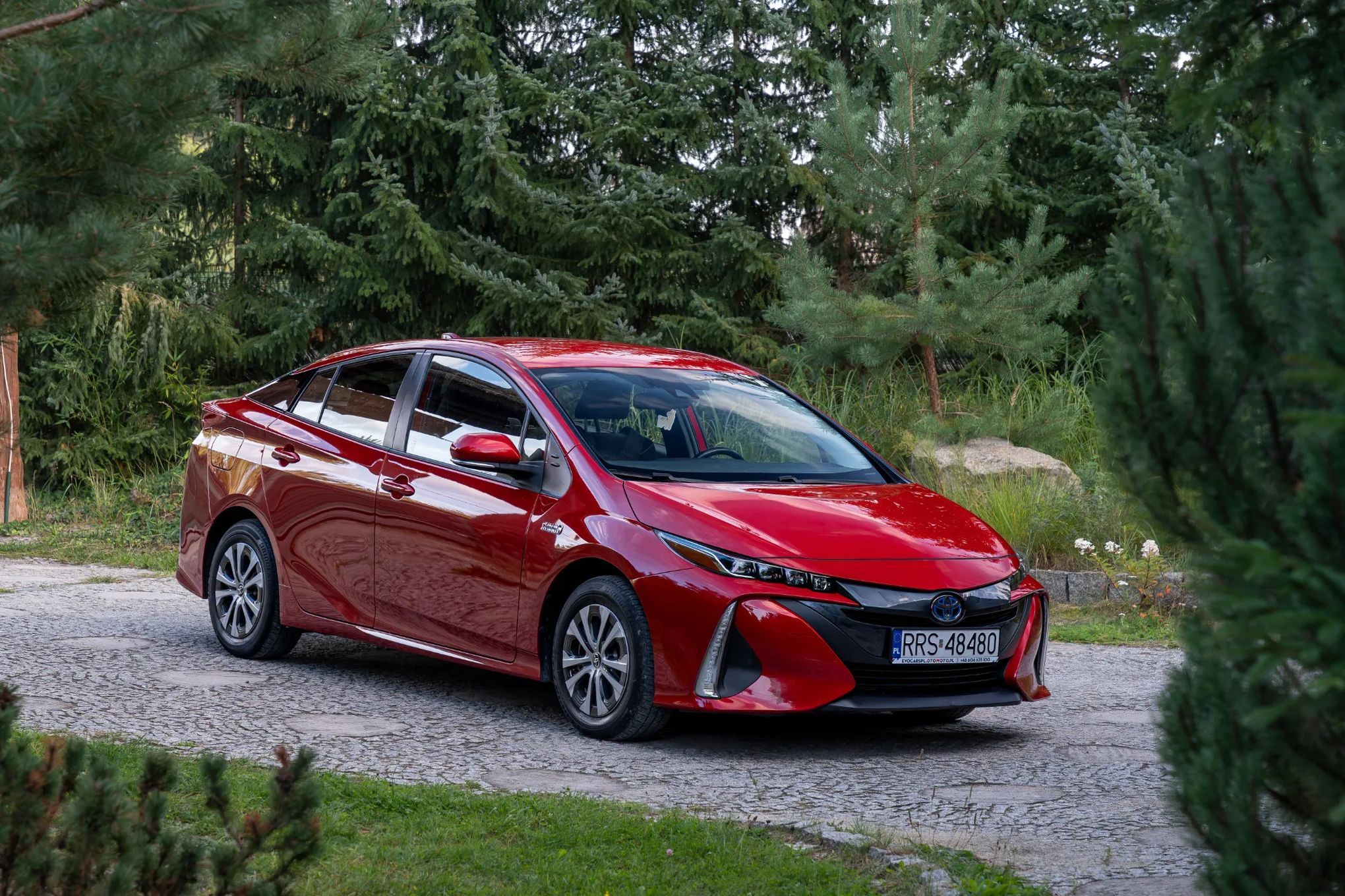 Toyota Prius Prime / 1.8 Plug-In Hybrid LE / Barcelona Red / Po serwisie / FV