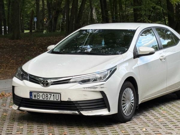Toyota Corolla 2017 sedan manual 1.3 benzyna + instalacja lpg 99KM