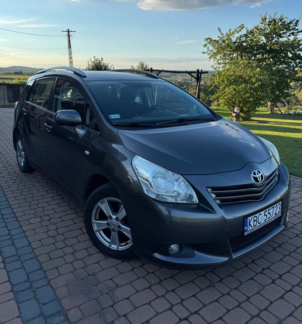 Toyota Verso Toyota Verso • 2.0 126 KM • 7-osobowy • 2010 rok
