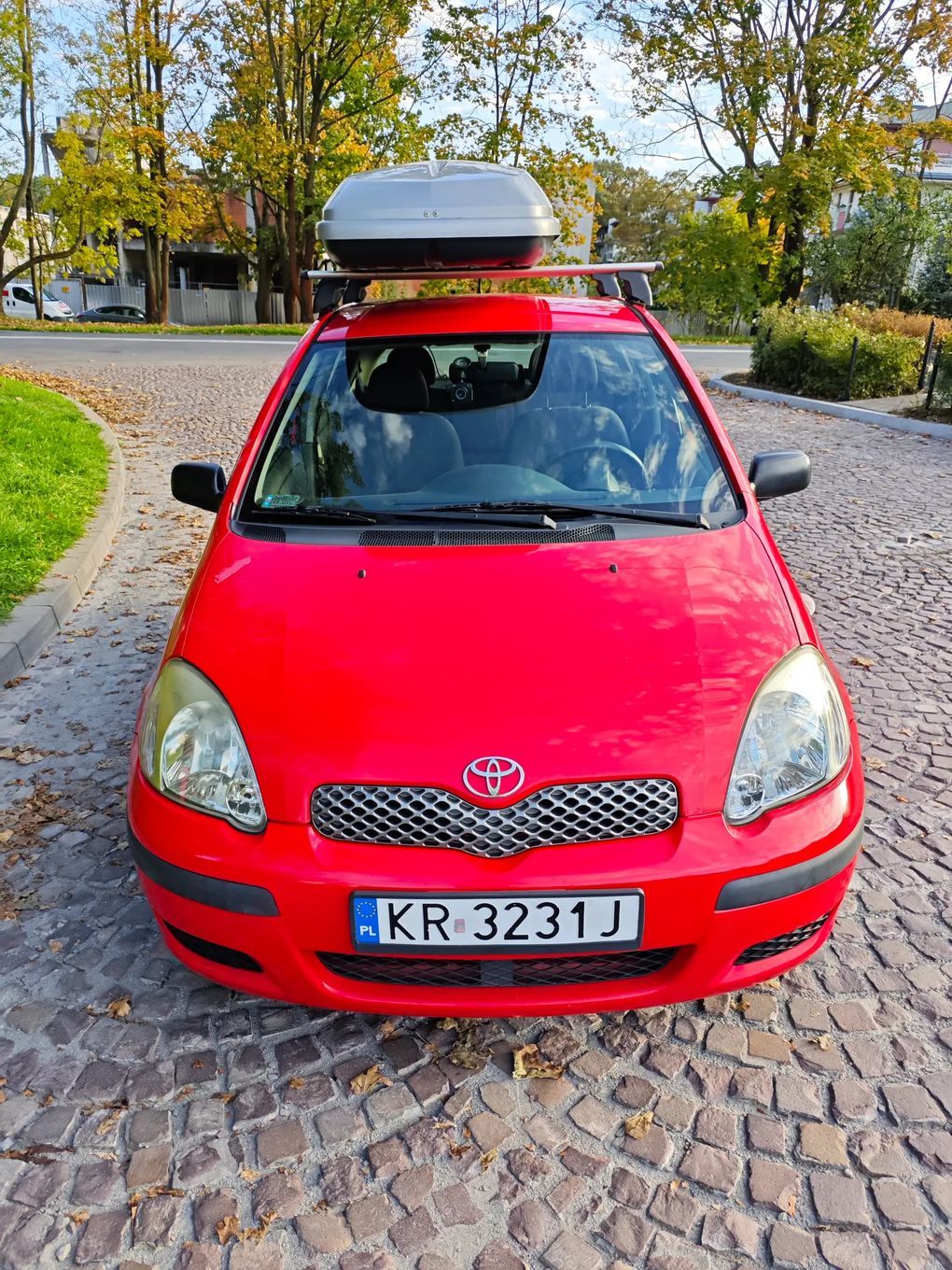 Toyota Yaris Pierwszy właściciel, używany, stan dobry, hak i boks dachowy.