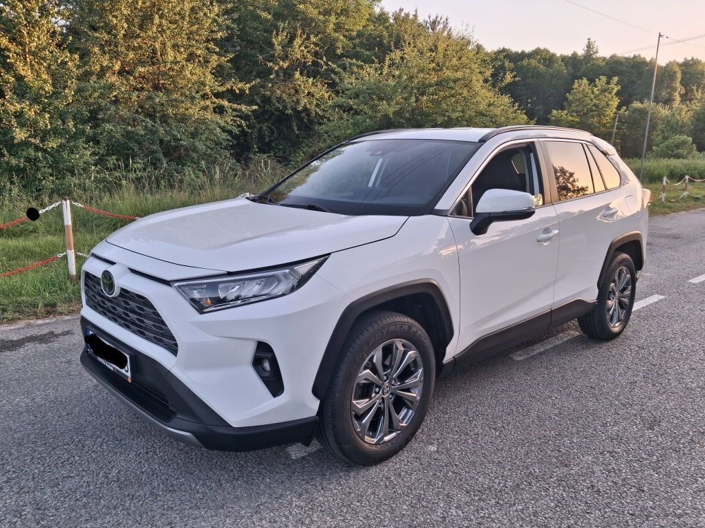 Toyota RAV4 2.0 B.4x4 December 2023 from the Polish showroom