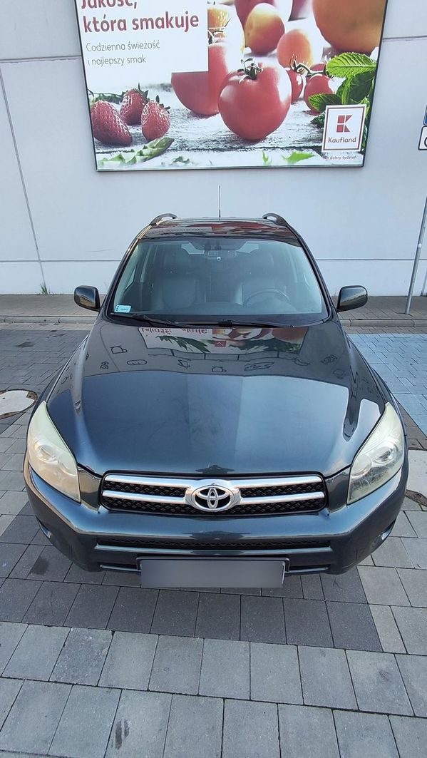 Toyota RAV4 Auto w dobrym stanie technicznym.