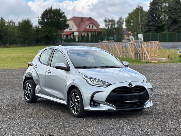Toyota Yaris 2022 1.5 pełna hybryda niski przebieg bogata wersja