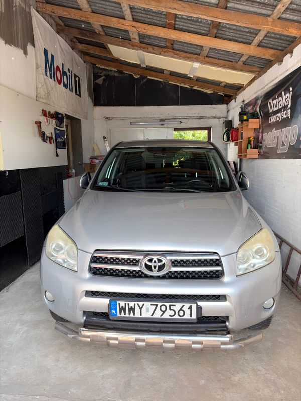 Uszkodzona Toyota RAV 4