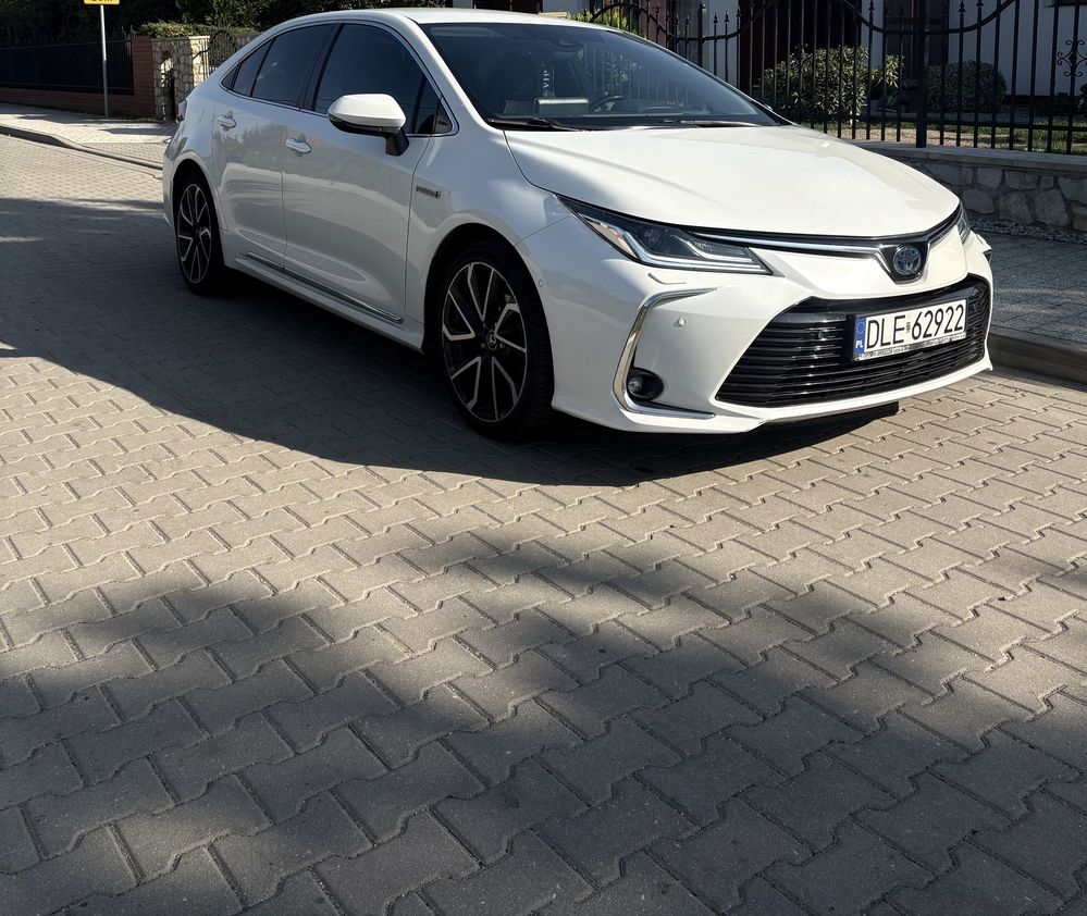 Toyota Corolla Sedan 1.8 Hybrid Wersja Executive | Biała Perła
