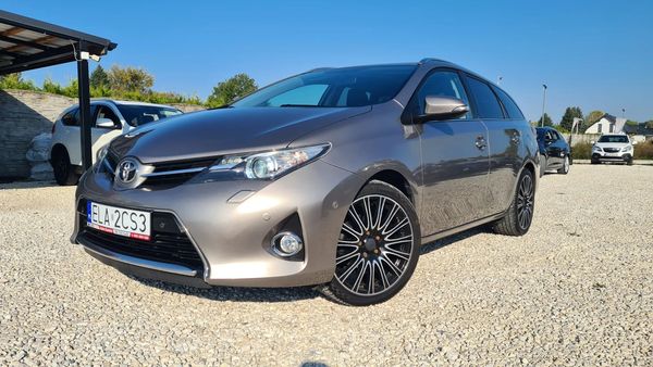 Toyota Auris 1,6 benzyna kamera hak kombi clomatronic led