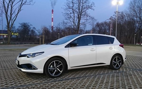 TOYOTA AURIS 1.6 Selection + Comfort + Nawigacja + Polski Salon + Serwis ASO+ Hak BRINK