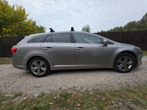 Toyota Avensis bogate wyposażenie