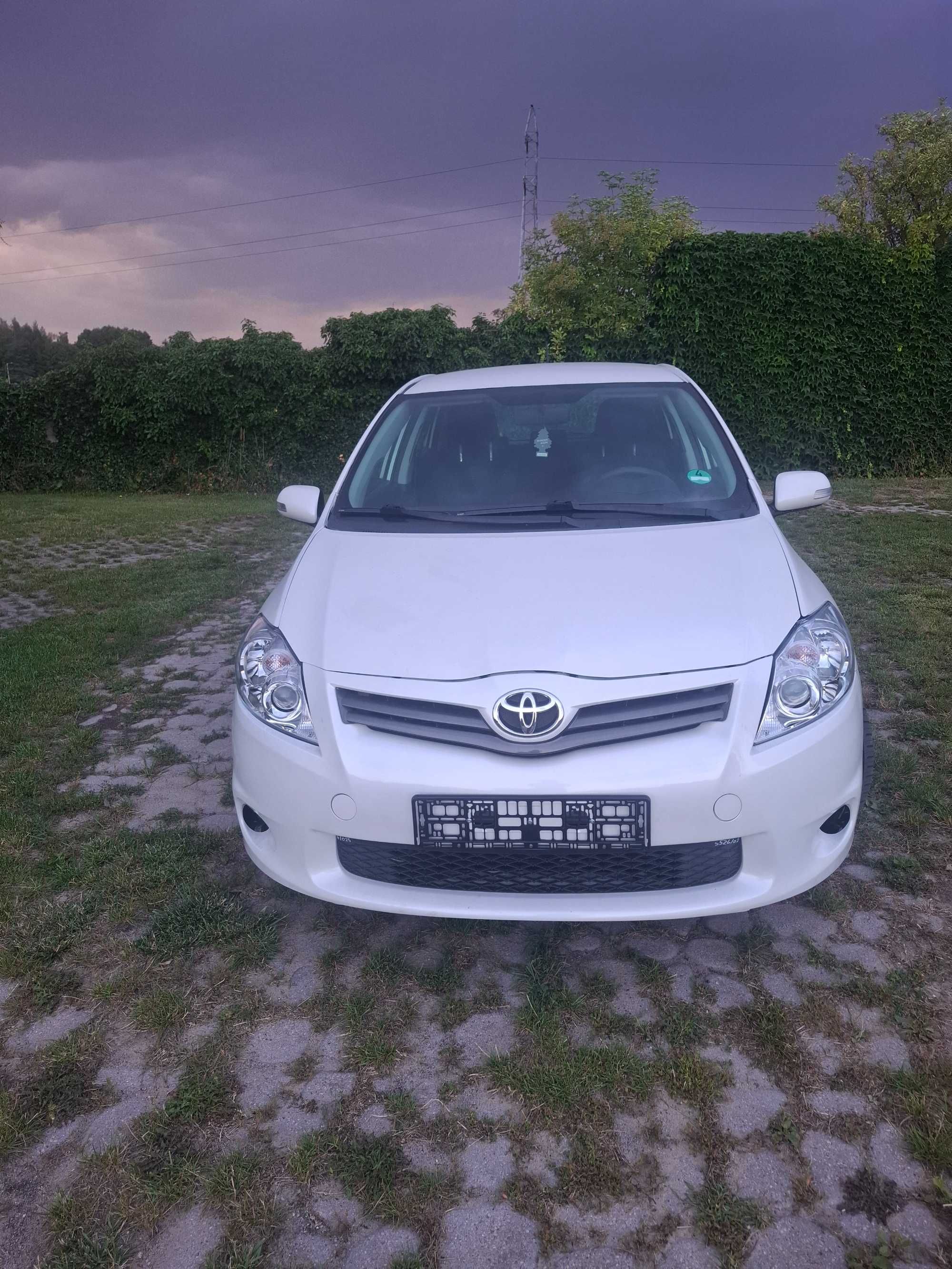Toyota Auris --Hybrid or trade-in (and I will add payment)