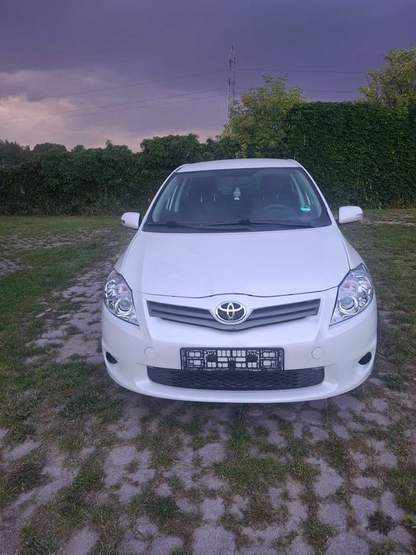 Toyota Auris --Hybrid or trade-in (and I will add payment)