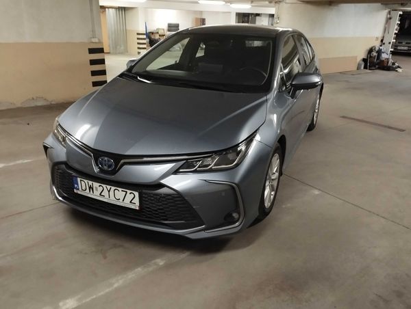 Toyota Corolla 1.8 Comfort Hybrid, 2023/2024, niski przebieg, stan idealny