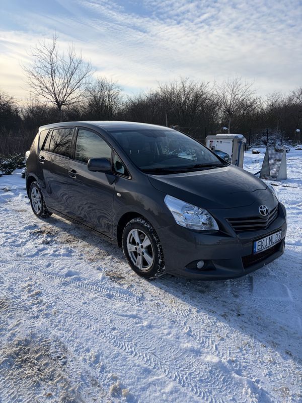 Toyota verso 2.0 2010 Rok 7 osób