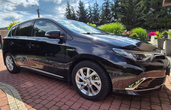 Toyota Auris Toyota Auris, bezwypadkowa, niski przebieg, bogate wyposażenie.