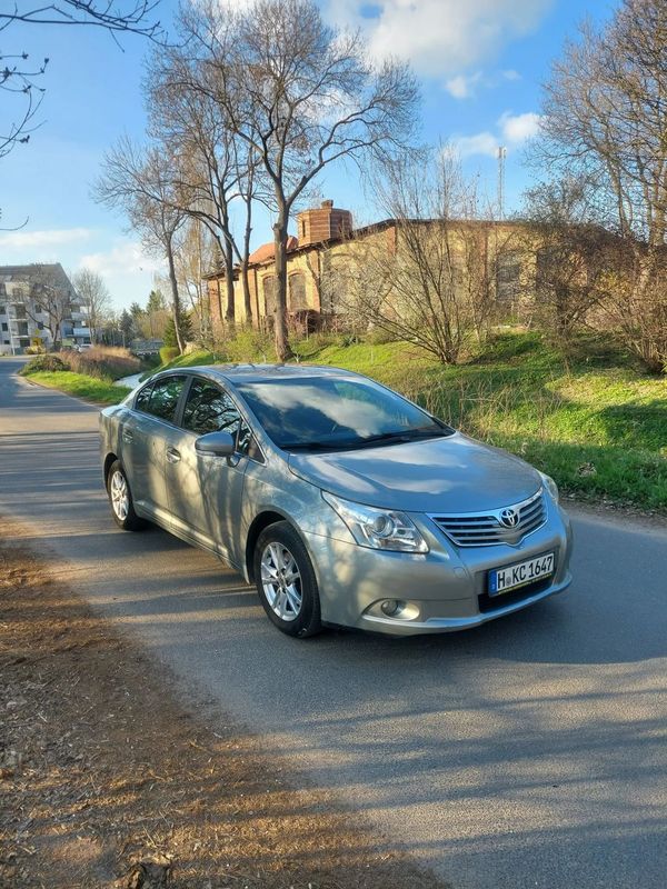 Toyota Avensis Toyota Avebsis * sedan * rear camera * automatic climate control * tow hitch