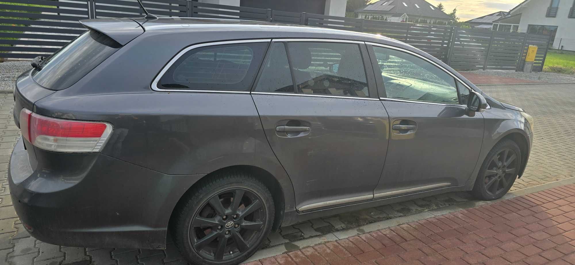Toyota Avensis T27 2010 R