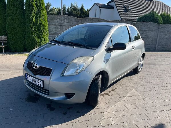Toyota Yaris Toyota Yaris 2 srebrny, 1.3 VVT-i, nowy akumulator, po wymianie oleju