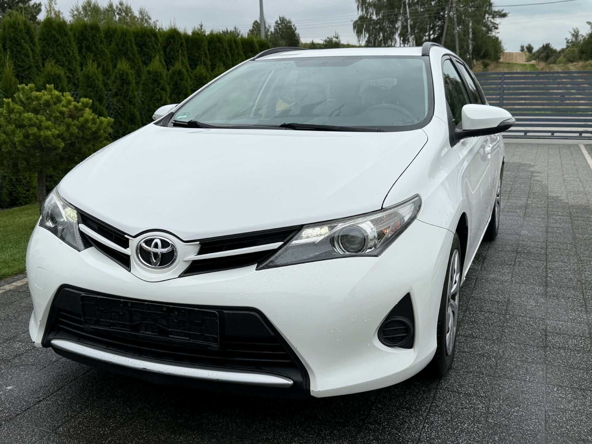 Toyota Auris Touring Sports 1.3 Cool 100km 2013 rok