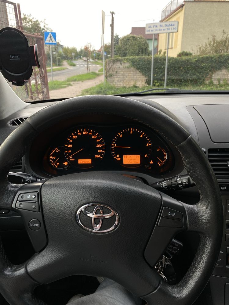 Toyota Avensis.